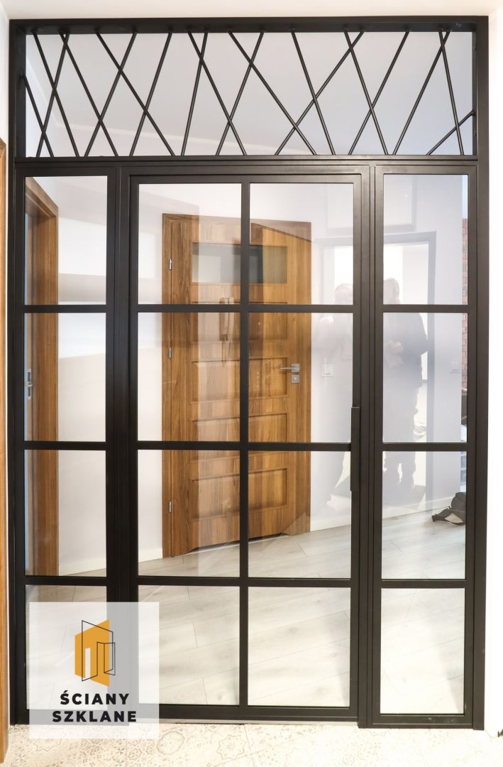 loftowa ścianka z drzwiami skrzydłowymi, naświetlem górnym i bocznym wypełniona szkłem transparentnym